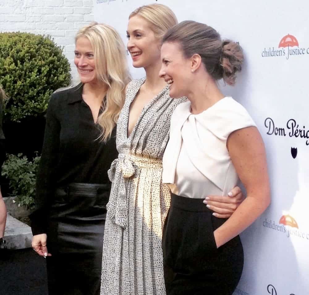 Liz poses for press photos alongside Kelly Rutherford
